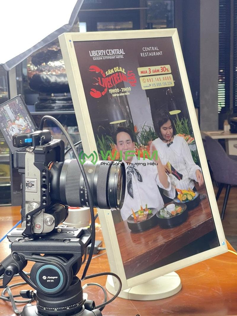 Nhân sự WIFIM JSC trực tiếp livestream, ghi hình nội dung marketing cho doanh nghiệp